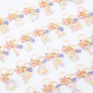 Porte-clés alphabet en résine avec paillettes violettes, pompons et papillons