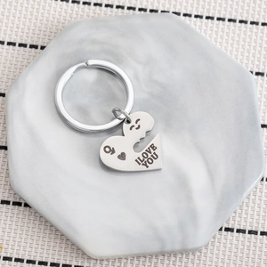 Porte-clés puzzle cœur en acier inoxydable argenté avec gravure I Love You élégante