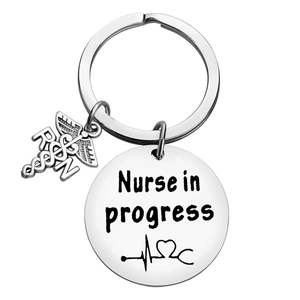 Detailansicht des Schlüsselanhängers aus Edelstahl mit Gravur Nurse in Progress und RN-Symbol