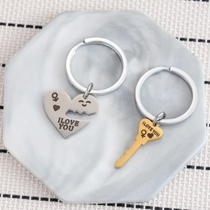 Porte-clés couple minimaliste en acier inoxydable avec cœur, clé et gravure