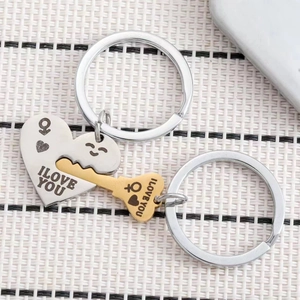 Porte-clés Cœur et Clé pour Couple en Acier Inoxydable avec Gravure I Love You Pendentif Cœur Entrelacé pour Cadeau de la Saint-Valentin