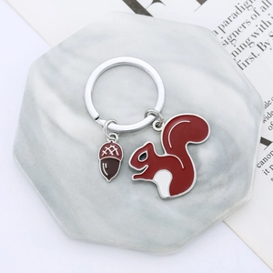 Porte-clés écureuil japonais mignon en acier inoxydable sur plateau marbre