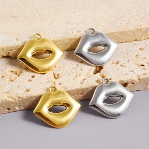 Detailweergave van goud en zilveren lipvormige hangers van rvs 304 voor doe-het-zelf sieraden
