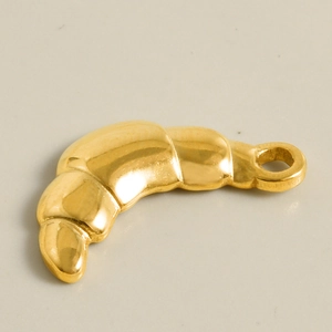 Makro-Detail eines 304 Edelstahl-Croissant-Anhängers mit polierter Goldoberflächentextur