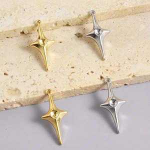Pendentifs étoiles en acier inoxydable doré 18 carats et argent sur pierres de travertin