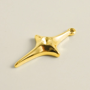 Vue détaillée du pendentif étoile en acier inoxydable 304 plaqué or 18K avec fini poli