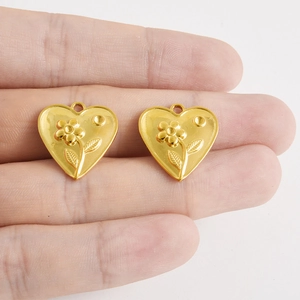 Ciondolo a cuore in acciaio inox 304 dorato con rilievo floreale per gioielli fai da te