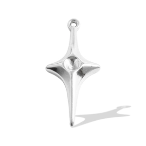 Vue détaillée du pendentif étoile à quatre branches en acier inoxydable avec encoche