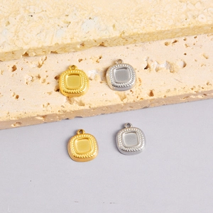 Pendentifs carrés minimalistes en acier inoxydable avec bordure torsadée en or et argent
