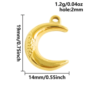 Ciondolo a mezzaluna dorato 19x14mm con dettagli in rilievo e finitura lucida fine