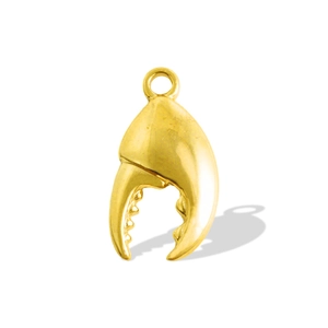 Detalle de un colgante de pinza de cangrejo en acero inoxidable chapado en oro de 18k