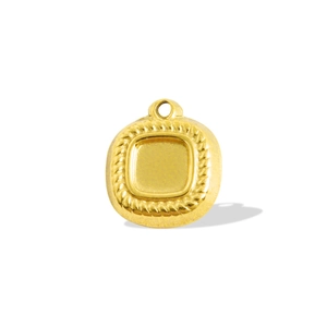 Détail d'un pendentif carré doré avec texture verticale et finition en métal poli