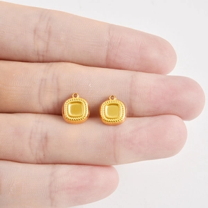 Pendentif carré en acier inoxydable 304 avec bordure tressée et finition dorée mate