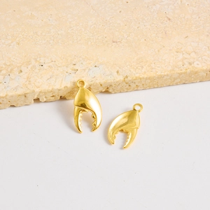 Colgantes de pinza de cangrejo en acero inoxidable 304 oro 18k sobre fondo de piedra