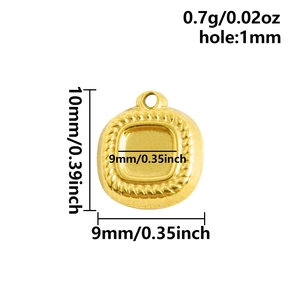 Vue détaillée du pendentif carré en acier inoxydable 304 avec bordure texturée et trou 1mm