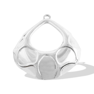 Macro d'un pendentif goutte en acier inoxydable 304 argenté avec finition texturée en relief