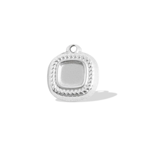 Macro d'un pendentif carré en acier inoxydable 304 argenté avec bordure torsadée