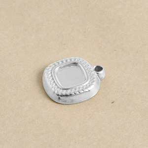 Détail d'un pendentif carré en acier inoxydable 304 avec bordure texture corde