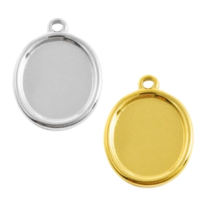 Detail van gepolijste goud- en zilverkleurige ovale hangers voor DIY-sieraden maken