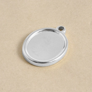 Gedetailleerde macro-opname van ovale 304 roestvrijstalen hanger voor DIY-sieraden maken