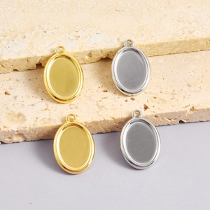 Detail van de ovale roestvrijstalen cabochon instellingen in goud en zilver