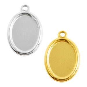 Macro-detail van ovale gouden en zilveren hangerhouders voor het maken van DIY-sieraden