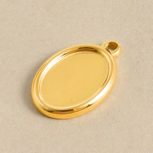 Gedetailleerde macro-opname van een gouden ovale hangerbasis voor DIY-sieraden maken
