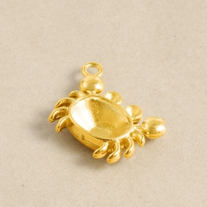 Vue macro d'un pendentif crabe en or 18 carats avec sertissage pour la création de bijoux
