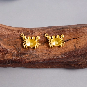 Détail macro du pendentif crabe en acier inoxydable plaqué or 18k avec support d'incrustation
