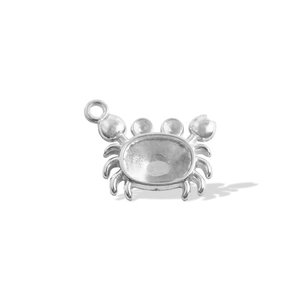 Vue détaillée d'un pendentif crabe argenté pour création de bijoux avec support de serti