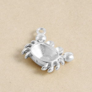 Vue détaillée d'un pendentif en forme de crabe en acier inoxydable argenté poli