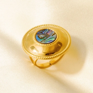 Detailansicht des 18k vergoldeten Edelstahlrings mit Inlay aus echter Abalone-Muschel