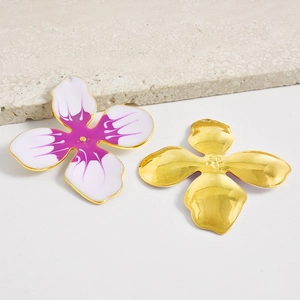 Colgante vintage de flor en acero inoxidable con esmalte morado y detalles dorados atrás