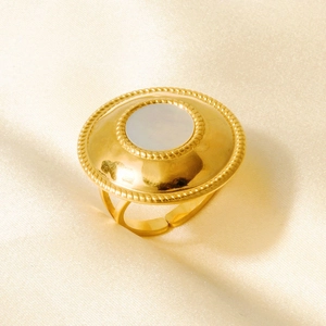 Nahaufnahme von 18k vergoldetem Edelstahlring mit Perlmutt-Inlay und Kordelrand-Design