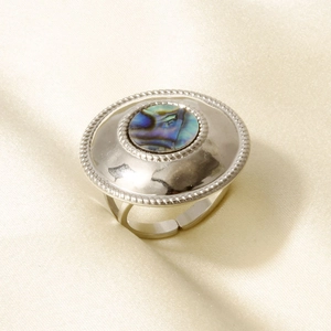 Makroaufnahme des 18k vergoldeten Edelstahlrings mit Inlay aus echter Abalone-Muschel
