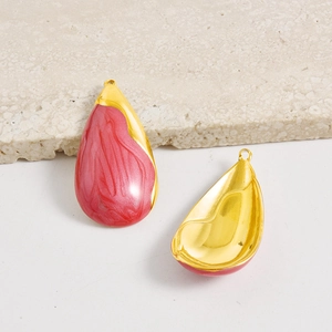 Vista detallada del colgante de gota con esmalte jaspeado rosa y acabado dorado