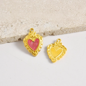 Detalle de colgantes de corazón vintage con esmalte rojo y tallas barrocas finas