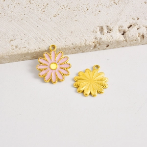 Detalle de dijes de margaritas rosas con acabado esmaltado y reverso dorado texturizado