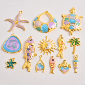 Makroaufnahme von 18k vergoldeten Meerestier-Anhängern mit bunter Emaille für DIY-Schmuck