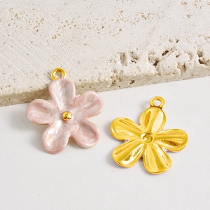 Detalle de colgantes con forma de flor en esmalte de mármol rosa y acabado dorado para joyería