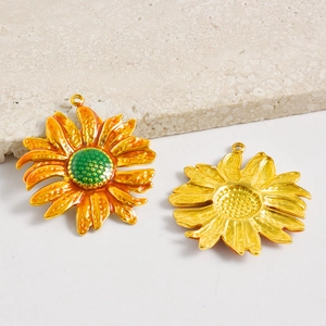 Colgante girasol retro de acero inoxidable con pétalos naranjas y reverso dorado
