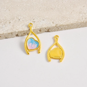 Makroaufnahme von 18k Herzanhängern mit blau-rosa Marmoremaille für DIY-Schmuckherstellung
