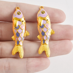 Detailansicht der 18k vergoldeten Koi-Fisch-Anhänger mit bunter Emaille-Tropföl-Veredelung