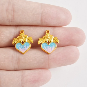 Detail von 18k vergoldeten Herzanhängern mit bunten Emaille-Blumen für DIY-Schmuckstücke