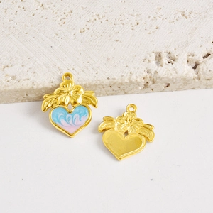 Detaillierte Makroaufnahme der goldenen Herzanhänger mit buntem Emaille und Blumenmuster