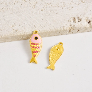 Makro-Detail von Emaille-Fischanhängern mit rosa Köpfen und bunten Schuppen in Gold