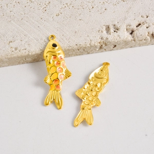 Makroansicht von Koi-Fisch-Anhängern mit Goldplattierung und buntem Emaille-Detail
