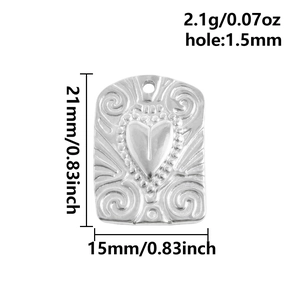 Detailed dimensions of 18k gold heart embossed pendant with weight and size specifications
