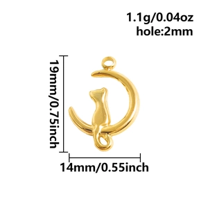 Macro dettaglio del ciondolo gatto sulla luna placcato oro 18k con dimensioni