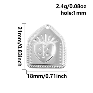 Detail showing dimensions and 2.4g weight of heart-shaped snowflake pendant